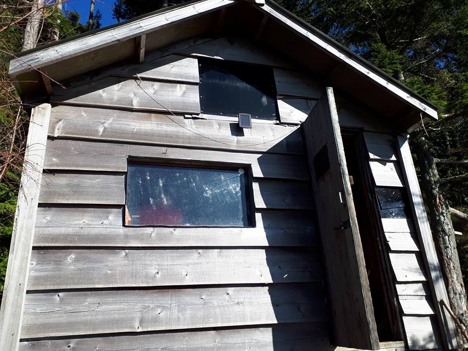 the outside of the cabin at the viewpoint